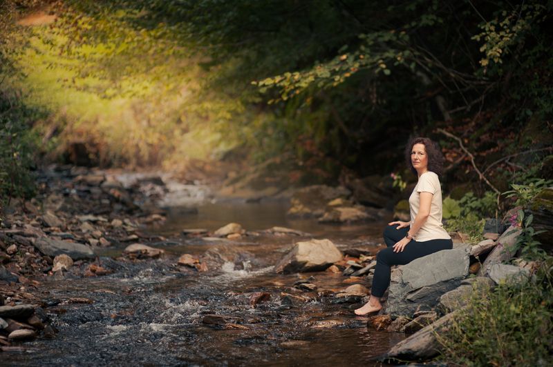 река ручей горы трава деревья листья девушка свет Natali фото превью