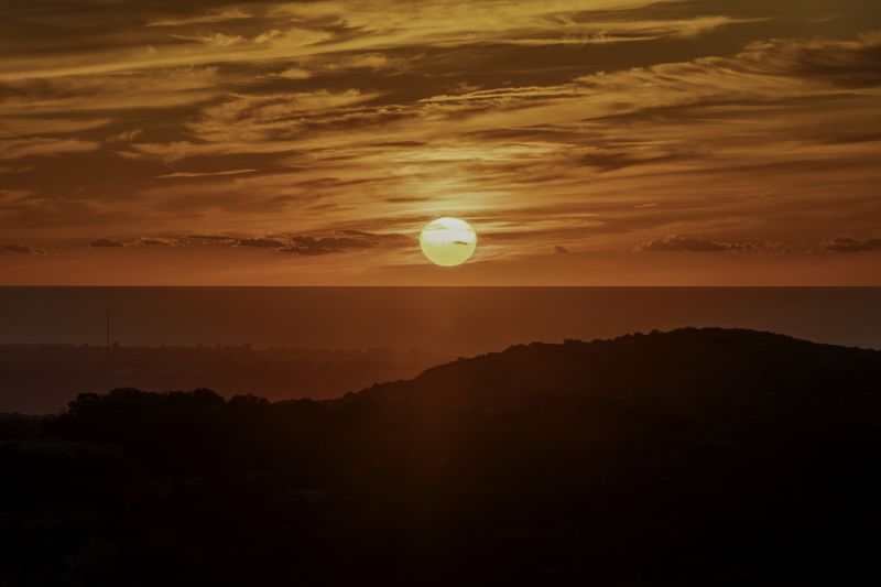 Россия, Крым, Бахчисарайский район, Голубинское сельское поселение, гора Бечку, Кабаний, Хамильский перевал,  закат Огненный закат на горе Бечку фото превью