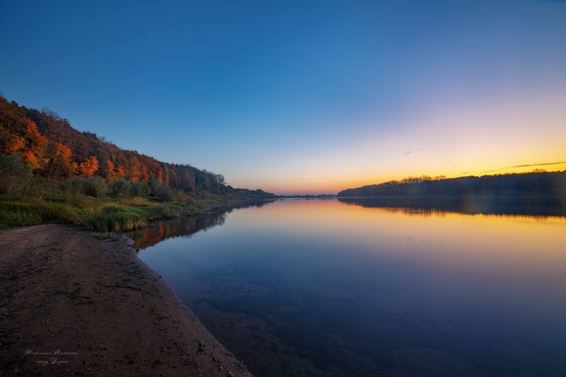 Осенний рассвет над рекой фото превью