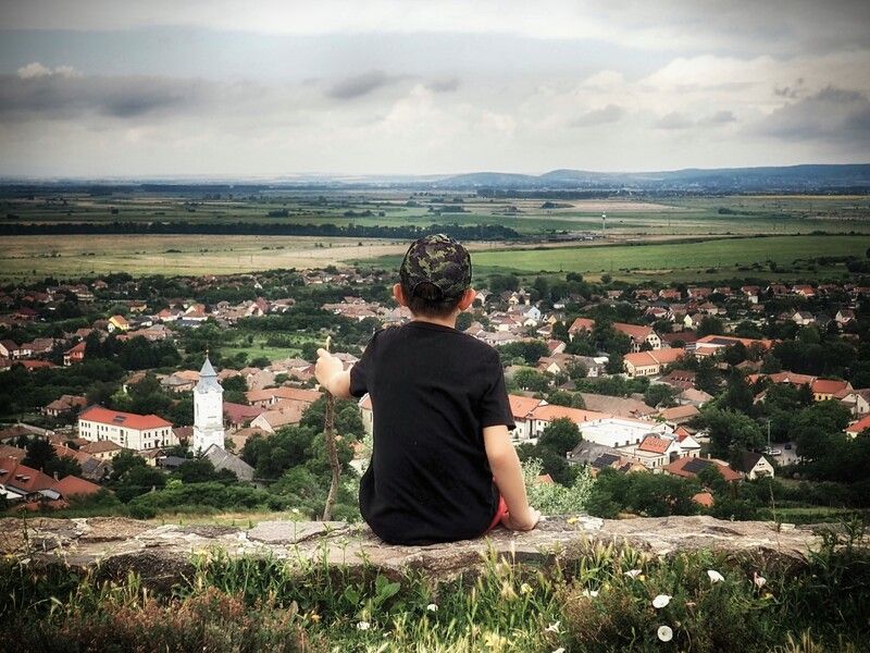 Young traveler фото превью