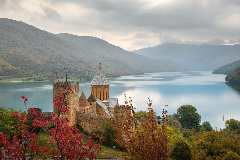 кавказ, грузия, georgia, ананури, крепость, храм, горное озеро Крепость Ананури осенью фото превью