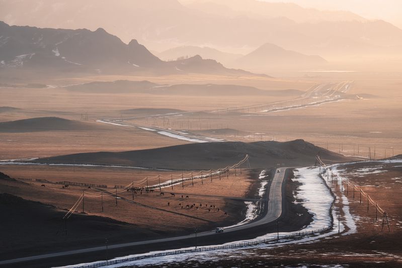 mountain, nature, landscape, outdoors, snow, travel, rural, winter, road, sunrise, horses, altai, пейзаж, горы, лошади, дорога, горный алтай, рассвет, зима Бесконечная дорога фото превью