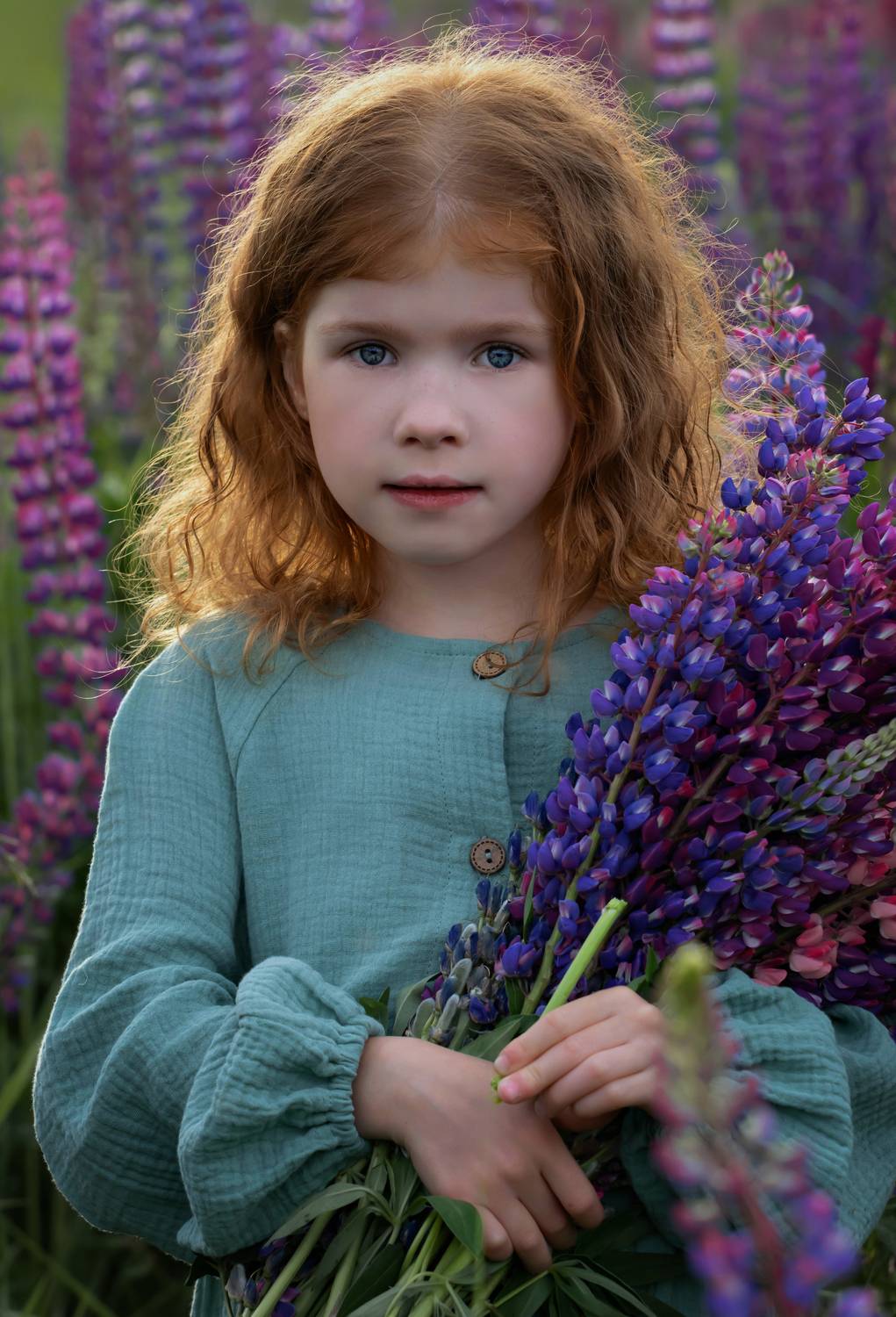 Девочка, лето, букет люпинов, Герцен Наталья