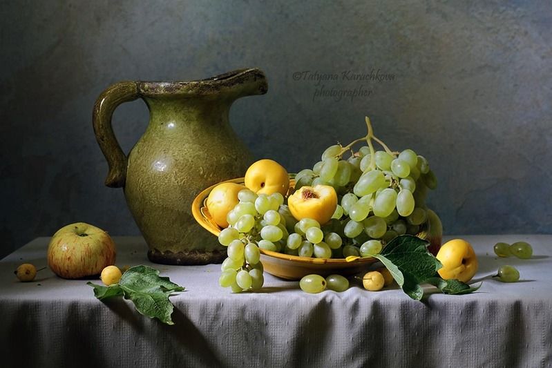 Тарелка с виноградом и нектаринами фото превью