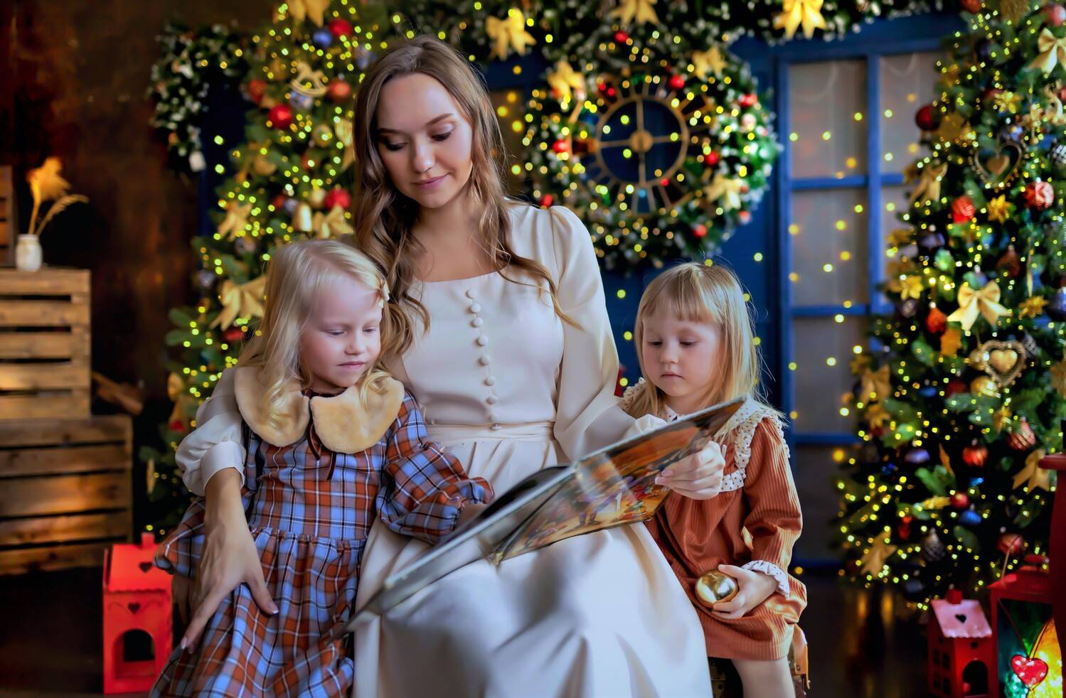 Семья, мама, дочки, Новый год, огоньки, книга, Герцен Наталья
