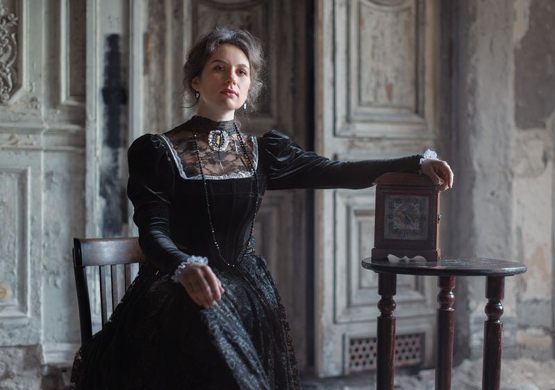 Хозяйка старинных часов фото превью