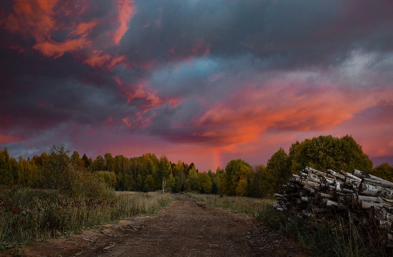 закат, небо, поле, техника, радуга Небо на закате и красная радуга фото превью