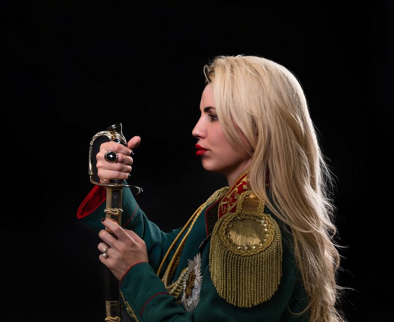 Девушка со шпагой фото превью