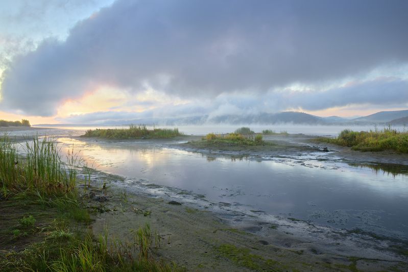 Клубится над рекой туман. фото превью
