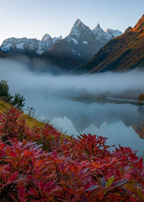 горы, гора, домбай, рассвет, осень, гоначхирском ущелье, тебердинский государственный природный биосферный заповедник, кавказ, хребет, вершина, туман, туманный, чотча, долина реки гоначхир, речное, осенний, лес, Утренний туман фото превью