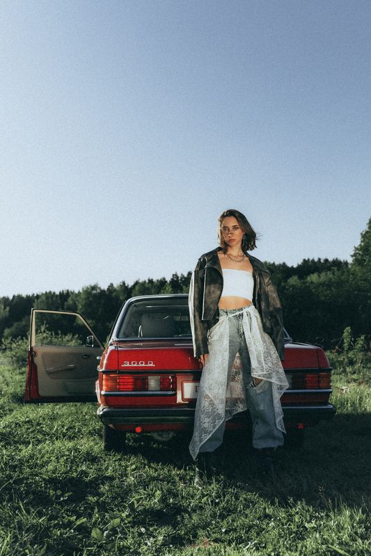 Красная машинка фото превью