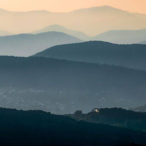 Вид на горы со смотровой башни на горе Ахун (Сочи).