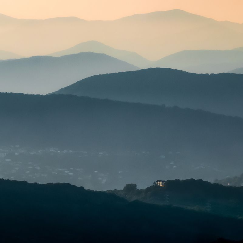 Сочи, вечер, горы, туман, закат, лето, небо, домик, хижина, леса, многоплановость Вид на горы со смотровой башни на горе Ахун (Сочи). фото превью