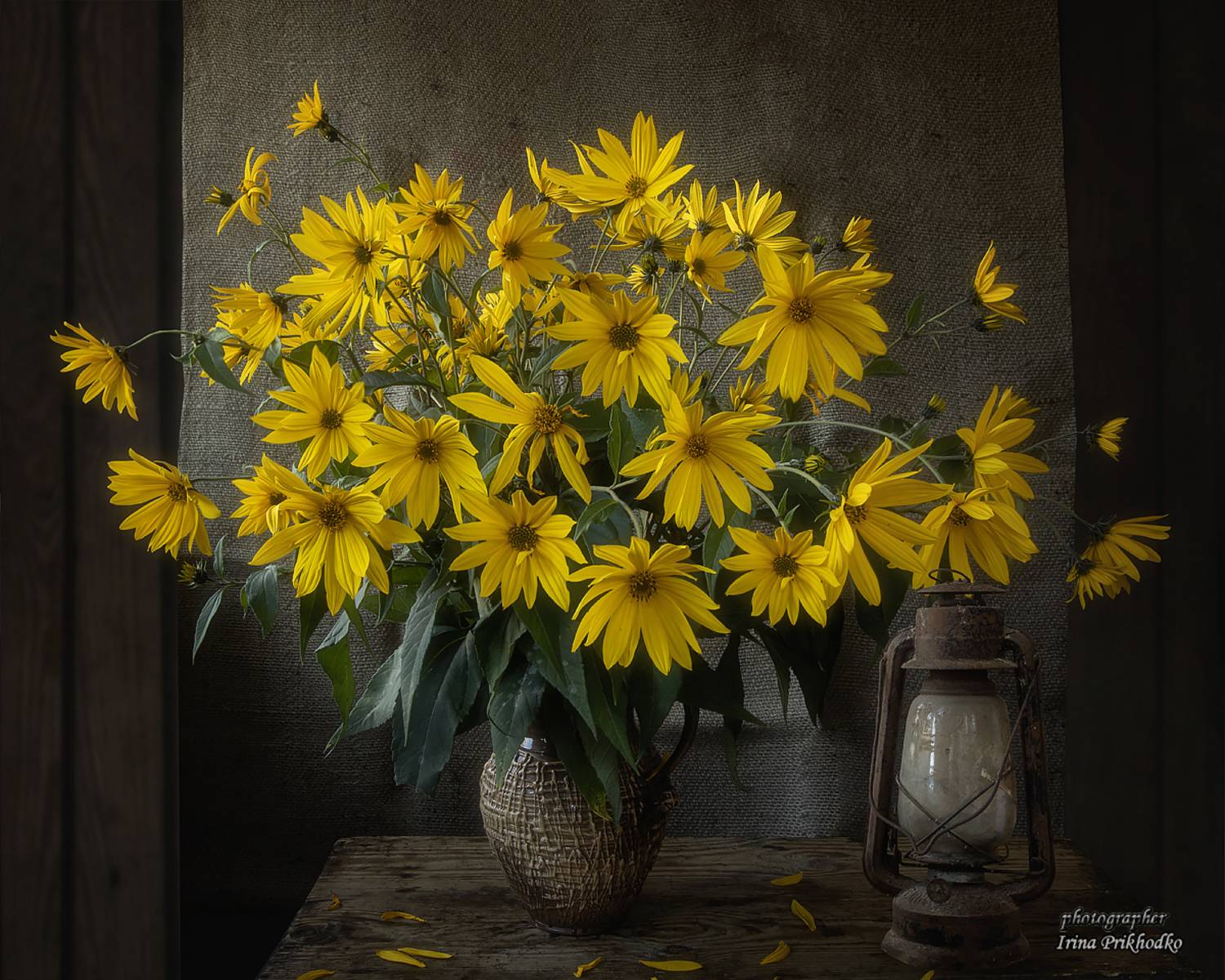 натюрморт, цветы, фонарь, рустикальный стиль, букет тапинамбура, Приходько Ирина