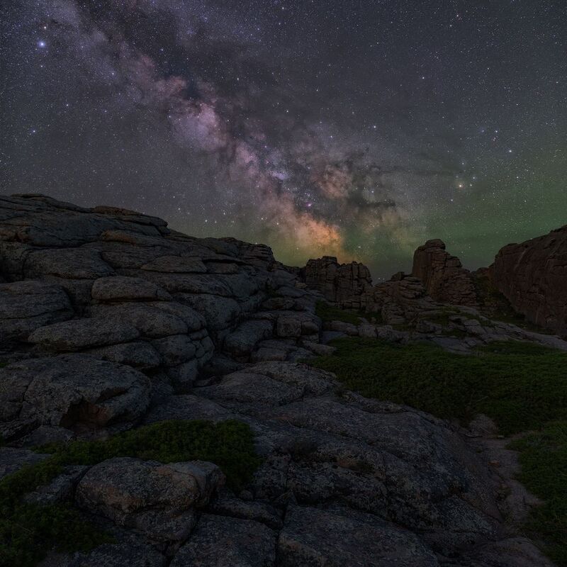ночь, астрофото, млечный путь, горы, небо, звезды, МП, камень, трава Мир между небом и землей фото превью