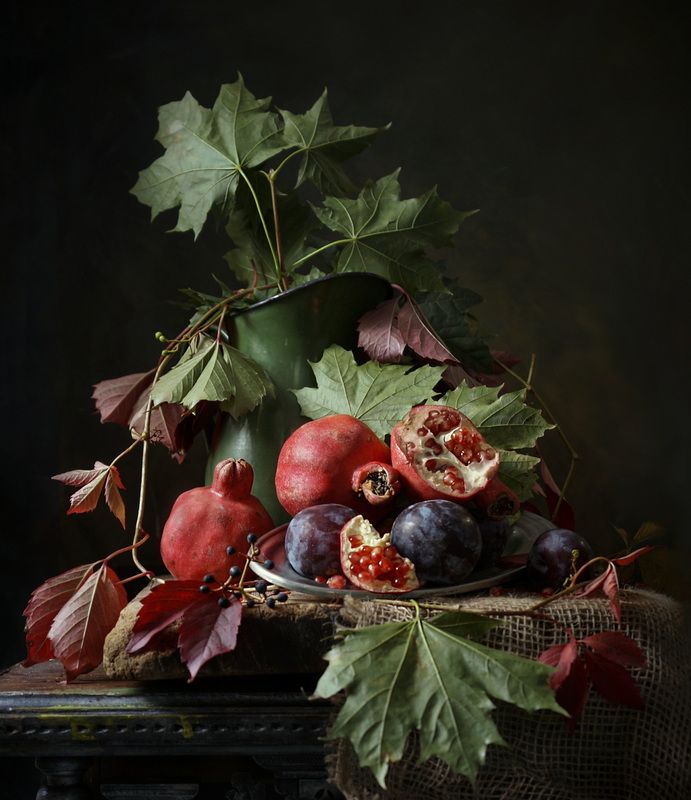 Гранат и виноградные листья фото превью