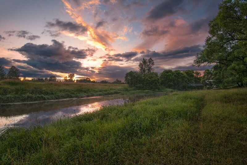 вечер,закат,река,небо,облака,краски,отражение тревожный закат фото превью