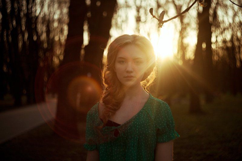 Закат, девушка, весна, блик, прическа, лес, весна, деревья, солнце, лучи Закат фото превью