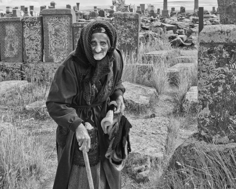 портрет, человек, женщина, люди, лицо, эмоция, старость, памятник, кладбище, некрополь, путешествие, снг, закавказье, армения, норадус, норатус На старом кладбище фото превью