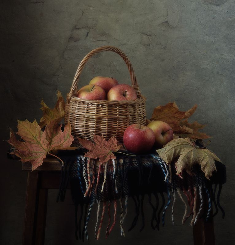 натюрморт,яблоки,листья,осень,шарф осенний... фото превью