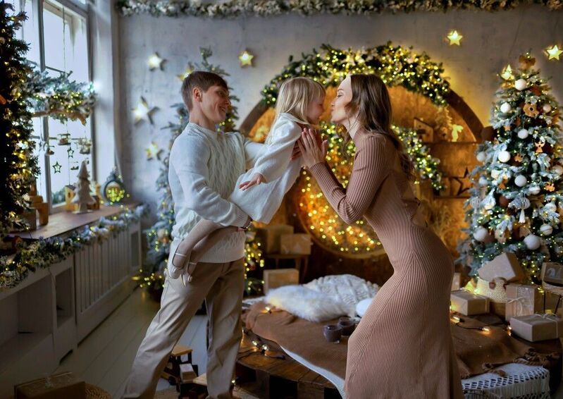 Семья, папа, мама, дочка, Новый год, ёлка, огоньки Лечу! фото превью