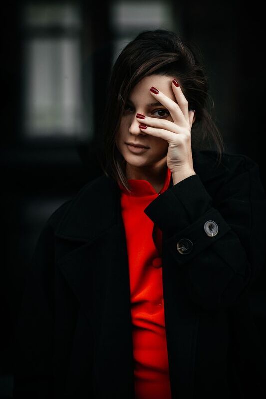 молодая девушка, городской стиль, дворы, на открытом воздухе Мира фото превью