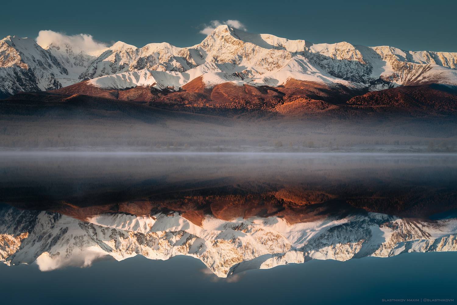 алтай, горы, озеро, природа, рассвет, солнце, облака, пики, снег, отражение, рябь, тишина, гладь, вода, небо, свет, линии, треккинг, путешествия, Максим Сластников
