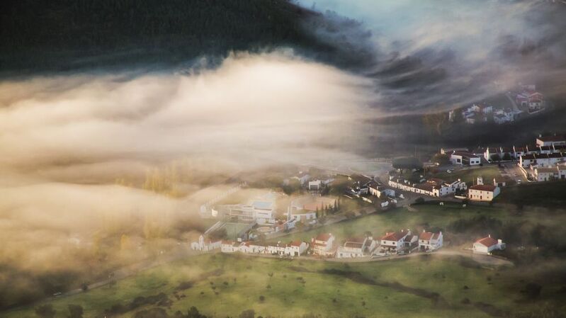 Средневековый город туман фото превью