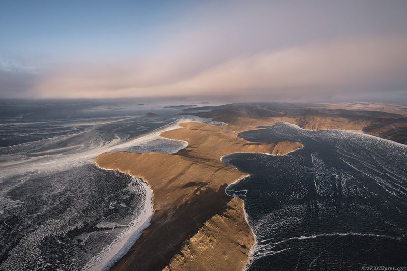 зимний байкал, байкальский лед, ольхон, малое море, чистый лёд, ольхонские ворота, мыс кобылья голова Ольхон – вид сверху фото превью