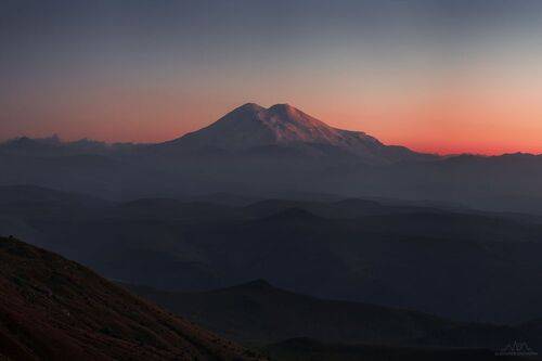 Эльбрус в вечерней дымке
