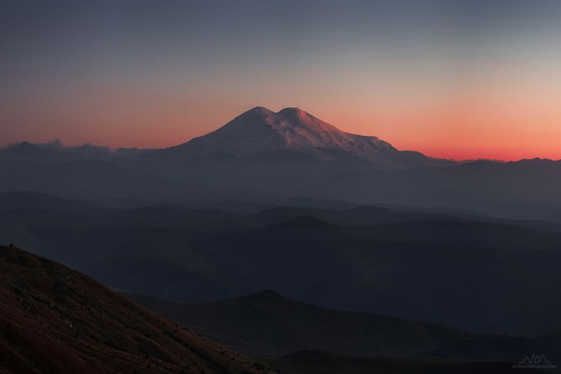 Кавказ, Эльбрус, закат Эльбрус в вечерней дымке фото превью