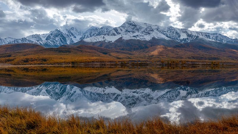 Северо-Чуйский хребет в озере Джангысколь фото превью