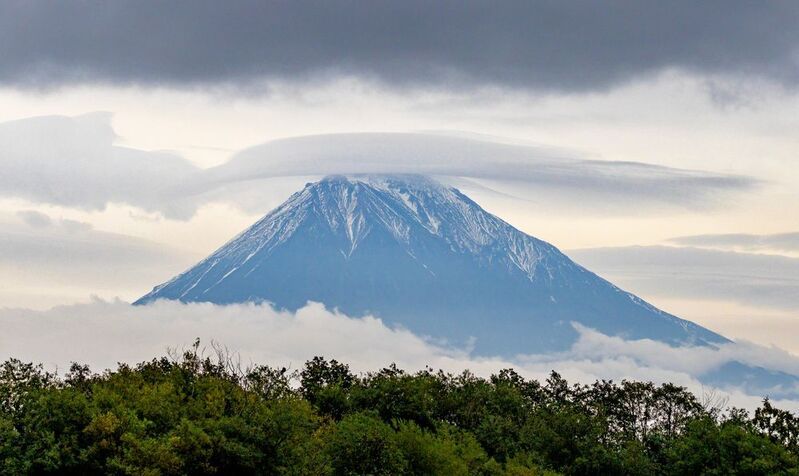 камчатка, корякская сопка, вулкан, корякский вулкан, путешествие, облака, природа Корякская сопка фото превью