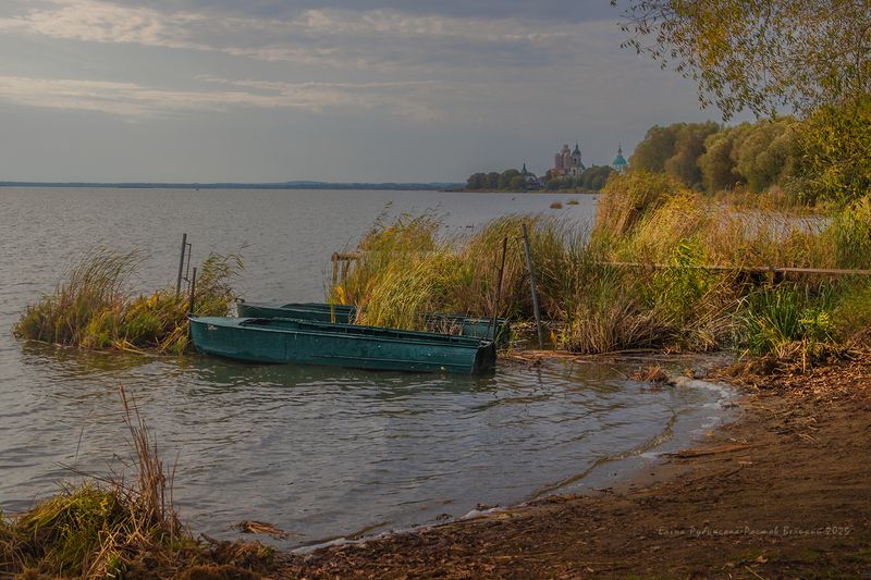 ростров великий, озеро неро, лодки, берег, озеро Озеро Неро.Осень фото превью