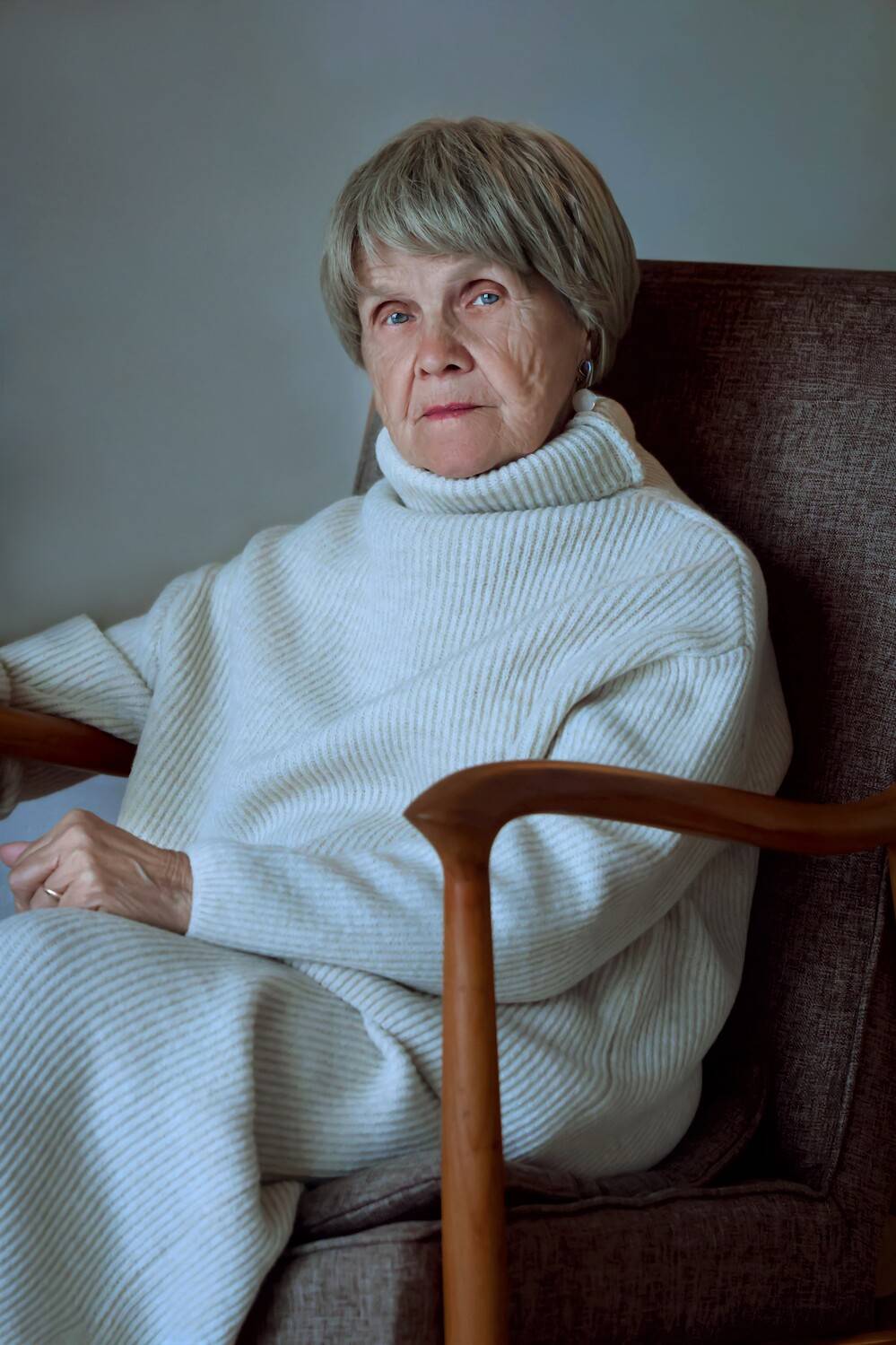 Женщина в возрасте, портрет, кресло, минимализм, Герцен Наталья