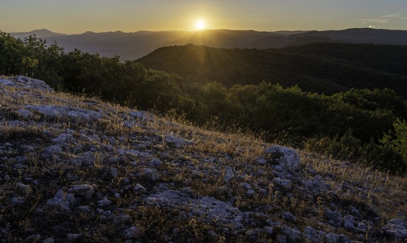 Россия, Крым, Бахчисарайский район, гора Бечку, Кабаний, Хамильский перевал, Бёчко-Кая, Бёчи, Бючюнде-хая, рассвет Рассвет в Крымских горах фото превью
