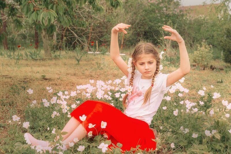 детский портрет весна белый цветок Весенний цветок фото превью