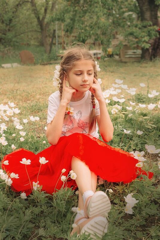 детский портрет белые цветы Весенний цветок фото превью