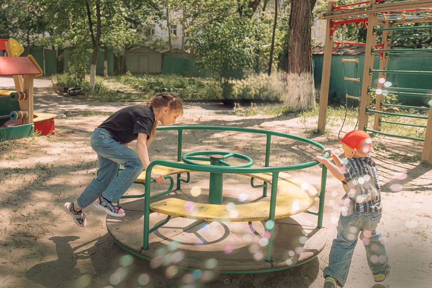 двор качели карусель,  Мария