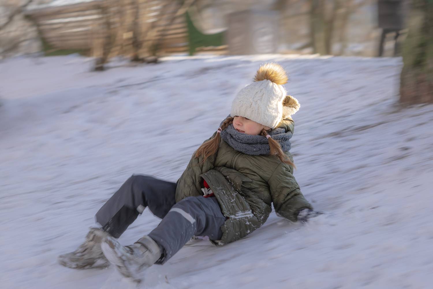 зима катание с горки на ледянке,  Мария