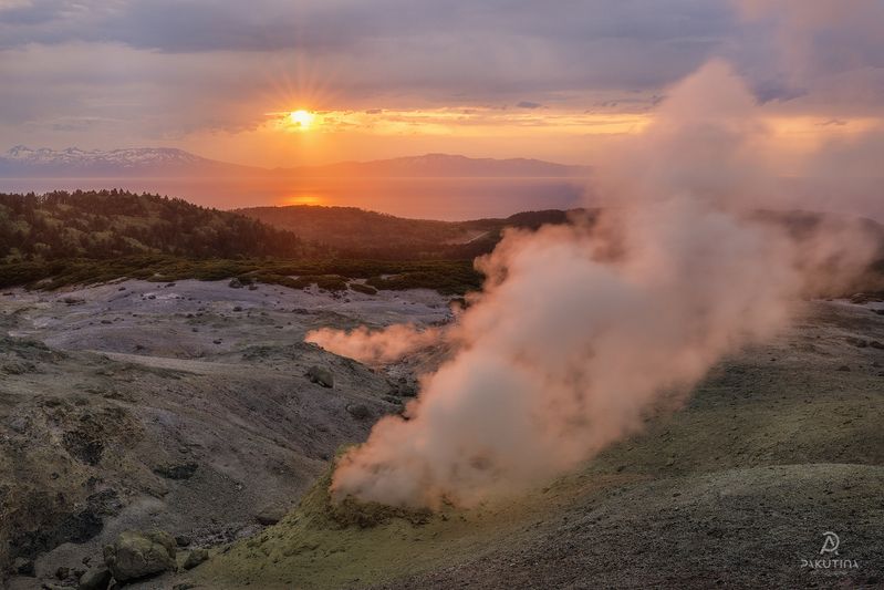 Фумарольные поля на вулкане Менделеева на о. Кунашир. фото превью
