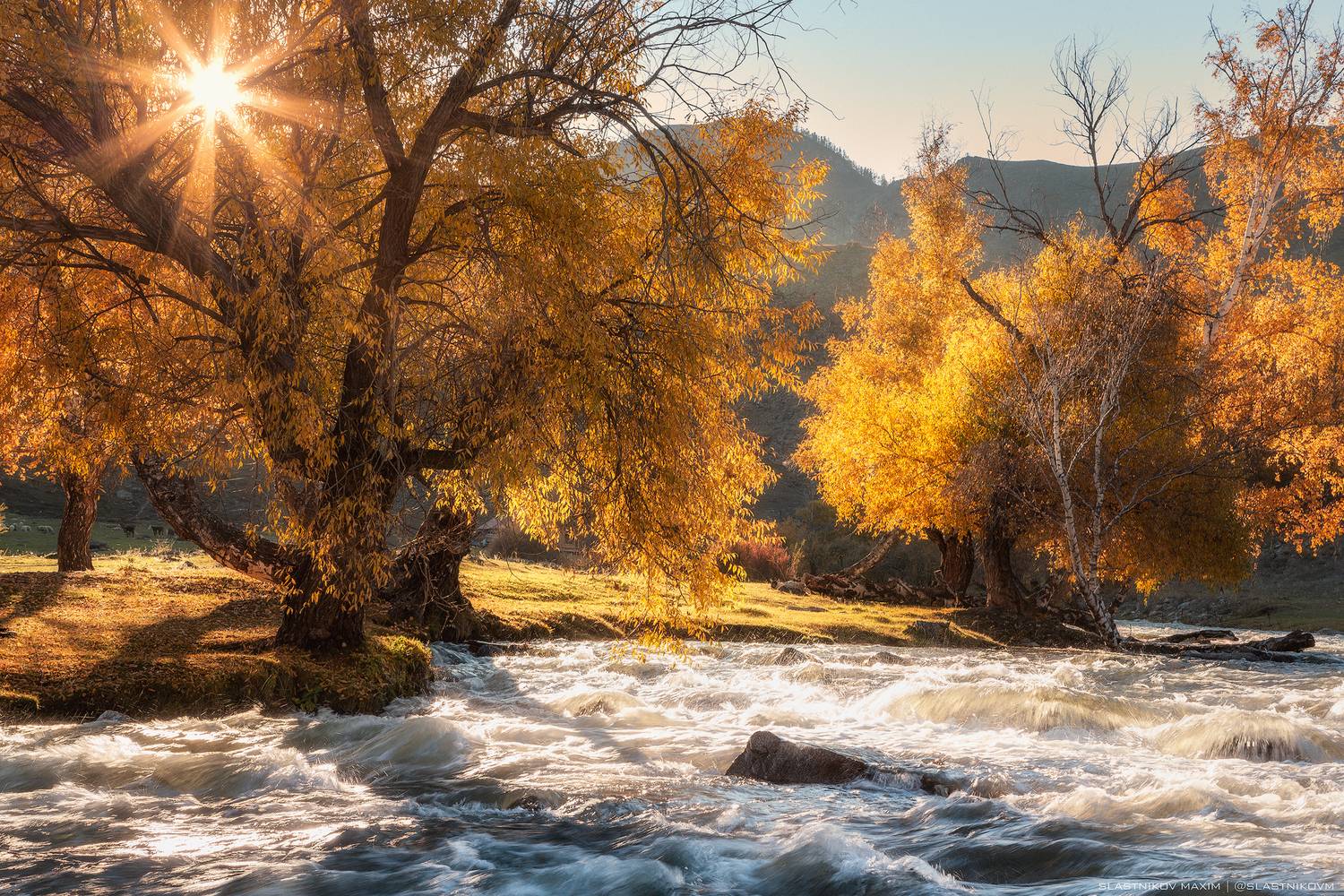 алтай, горы, озеро, природа, рассвет, солнце, облака, пики, снег, отражение, рябь, тишина, гладь, вода, небо, свет, линии, треккинг, путешествия, Максим Сластников