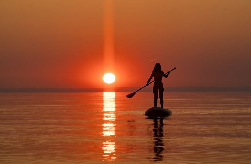 байкал, сапборд, закат Девушка с веслом фото превью