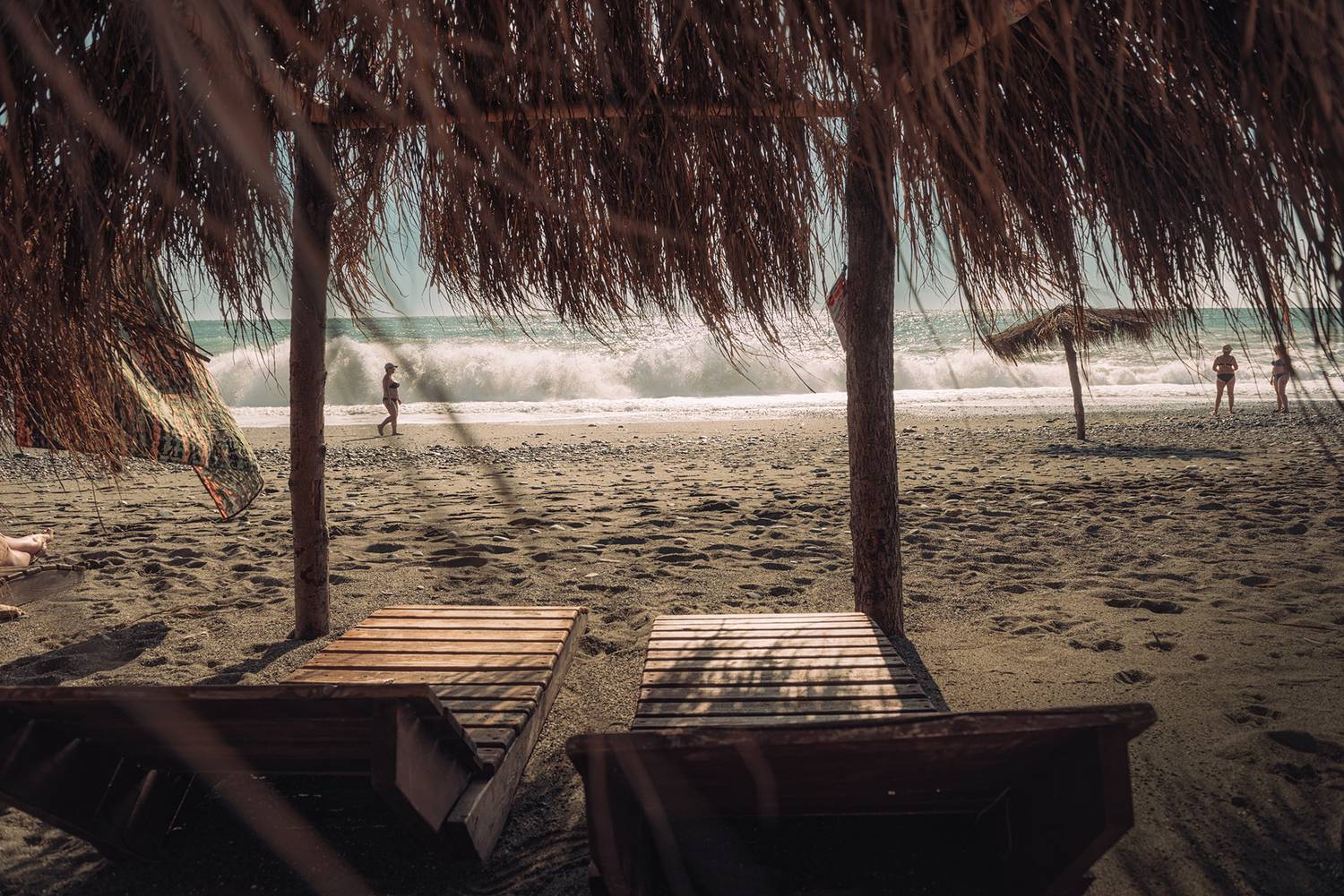 пляж море лежаки шторм,  Мария