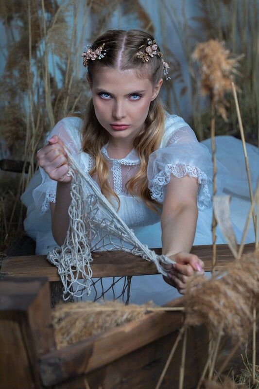 Девушка, венчальное платье, ложка, студия, камыши, сети Сети фото превью