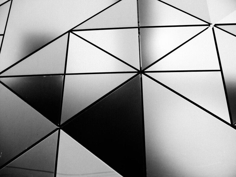 abstract, monochrome, black_and_white, geometry, minimalism, pattern, texture, high_contrast, architectural_photography, art, triangles, lines, angles, shape, design, surface, reflections, shadow, light, modern, futuristic, structure, modern_architecture, Aristas фото превью