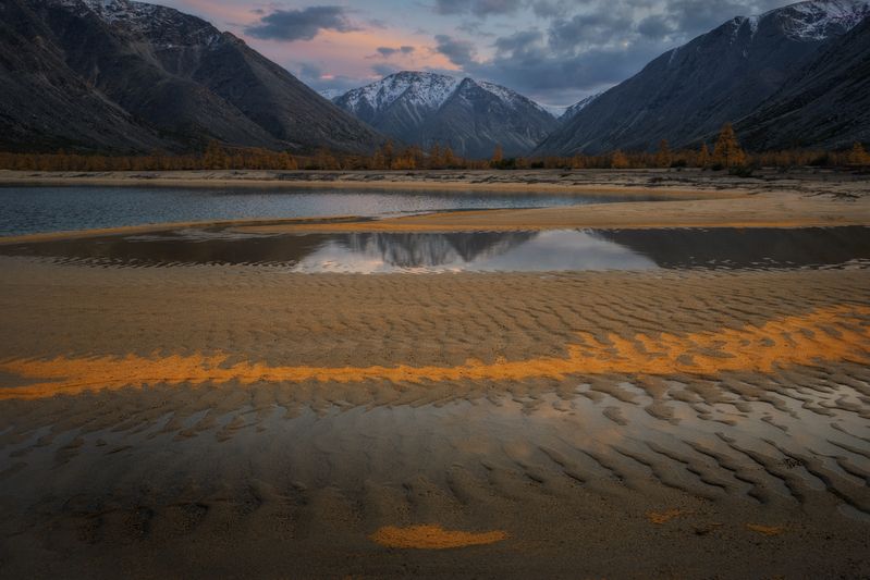 Озеро_Юг пейзажи_Колымы Магаданская_область Колымские_пляжи горная_система_Черского отражения хребет_Оханджа И на Колыме есть пляжный отдых фото превью
