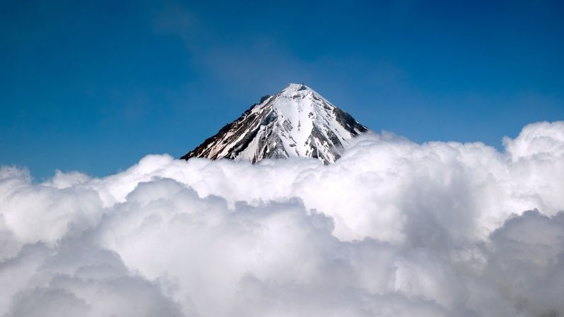 Корякский вулкан. Камчатка. В облаках фото превью