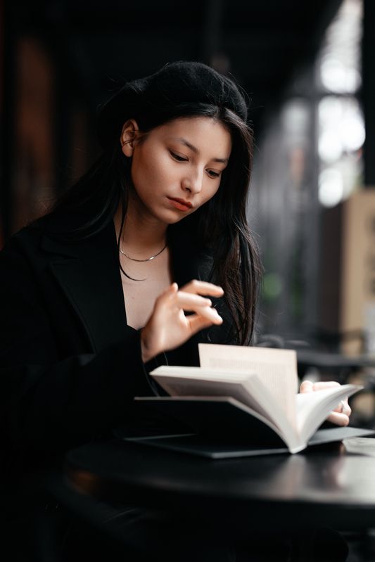 молодая девушка, городской стиль, дворы, на открытом воздухе Аля фото превью