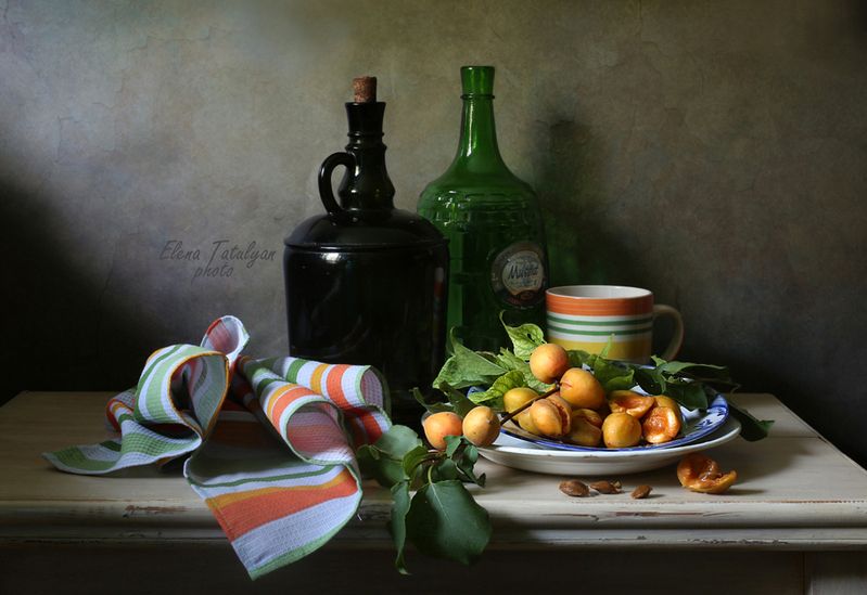 абрикосы, бутылки С веткой абрикоса фото превью